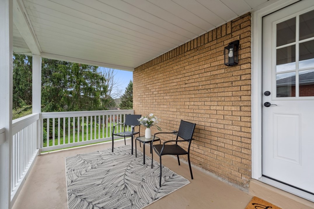 10700 Airview Dr, North Huntingdon PA 15642-4284 exterior