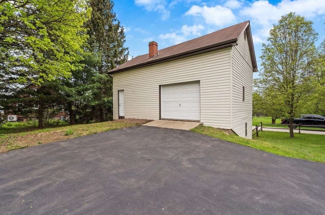 1800 Middle Rd, Glenshaw PA  15116-3130 exterior