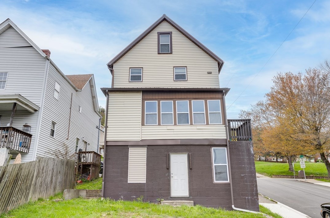 401 9th Ave, Tarentum PA  15084-1001 exterior