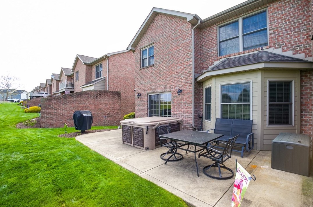 2006 Augusta Ln, Jeannette, PA 15644