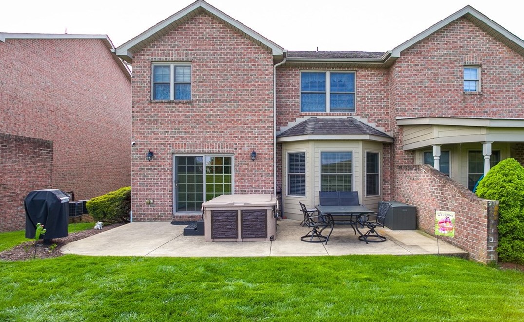 2006 Augusta Ln, Jeannette, PA 15644
