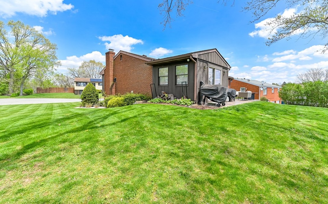 41 Chris Ct, Pittsburgh PA  15239-1107 exterior