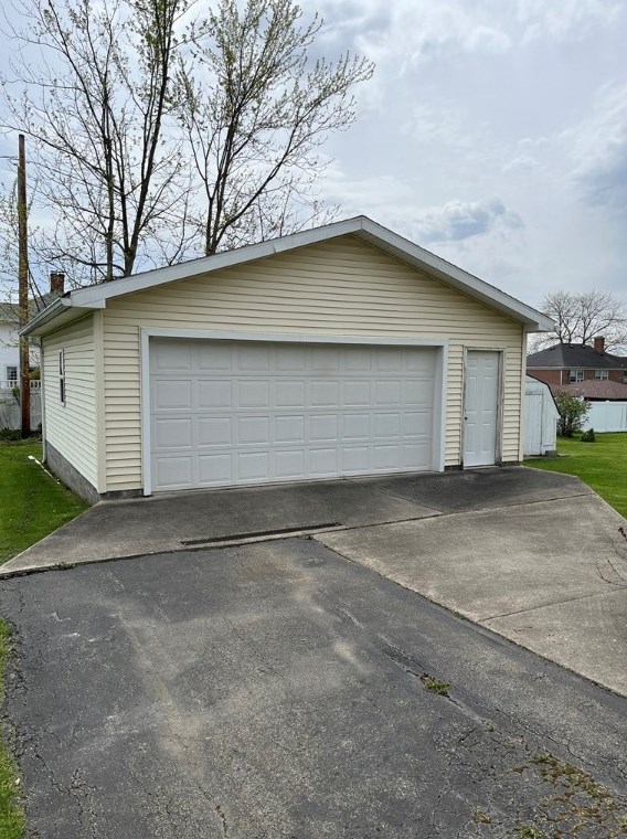 318 Hillcrest Ave, New Castle PA  16105-1914 exterior