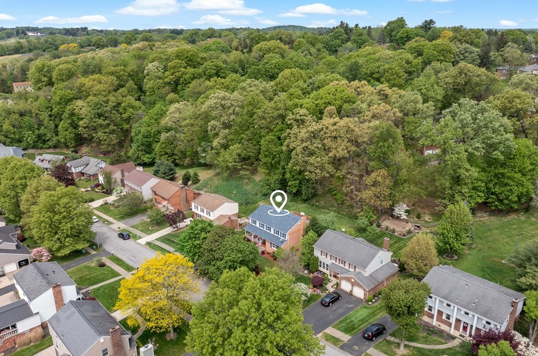 604 Parliament Dr, Moon Twp PA 15108-3276 exterior