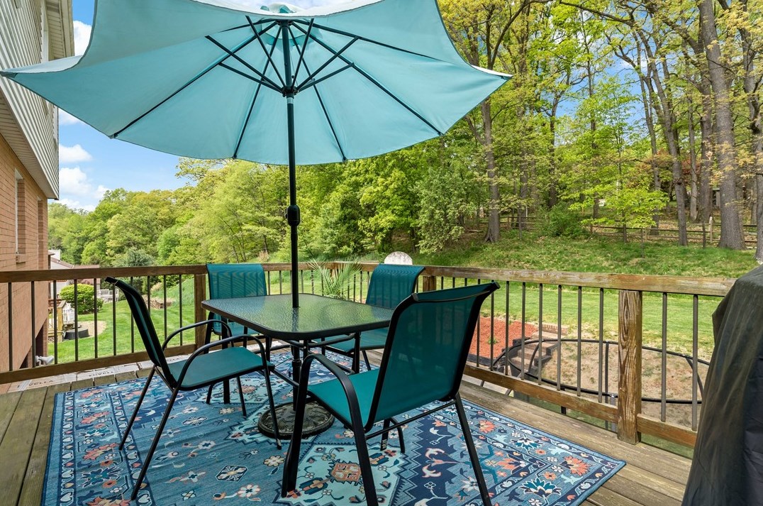 604 Parliament Dr, Moon Twp PA 15108-3276 exterior