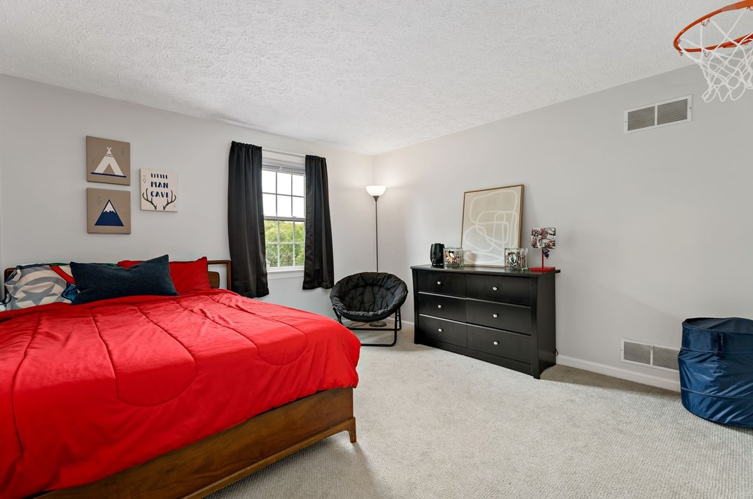 604 Parliament Dr, Moon Twp PA 15108-3276 exterior