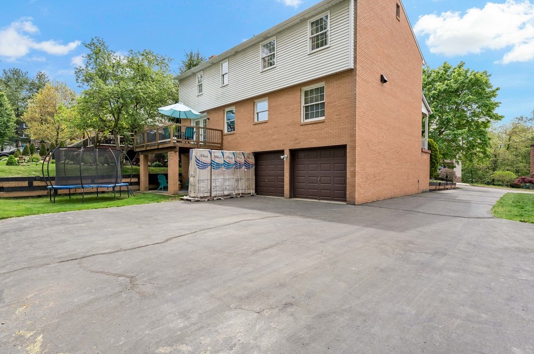 604 Parliament Dr, Moon Twp PA 15108-3276 exterior