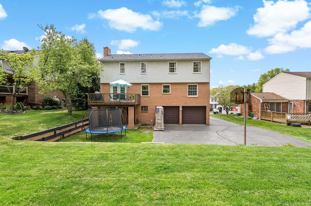 604 Parliament Dr, Moon Twp PA 15108-3276 exterior