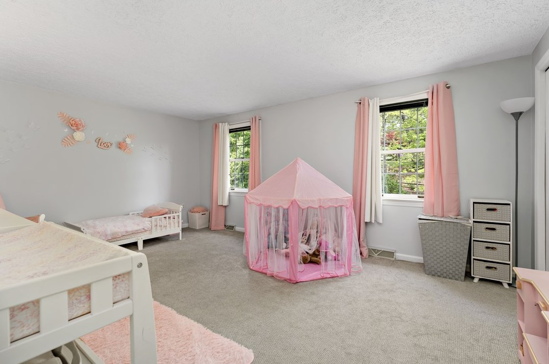 604 Parliament Dr, Moon Twp PA 15108-3276 exterior