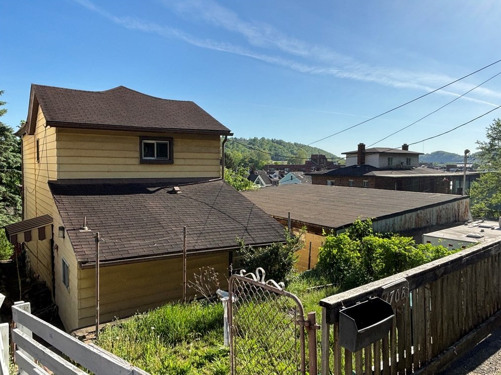 1708 Noble St, Pittsburgh PA  15215-2638 exterior