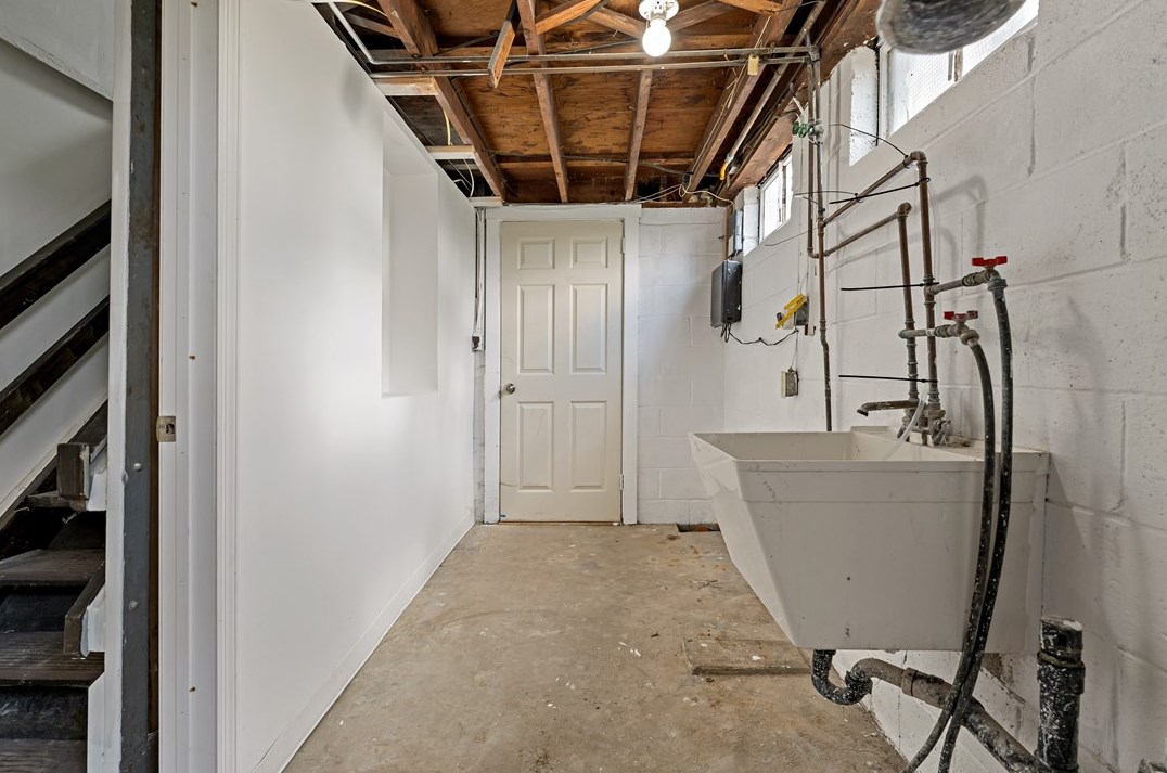 330 Cherrydell Dr, Pittsburgh PA 15220-1906 exterior