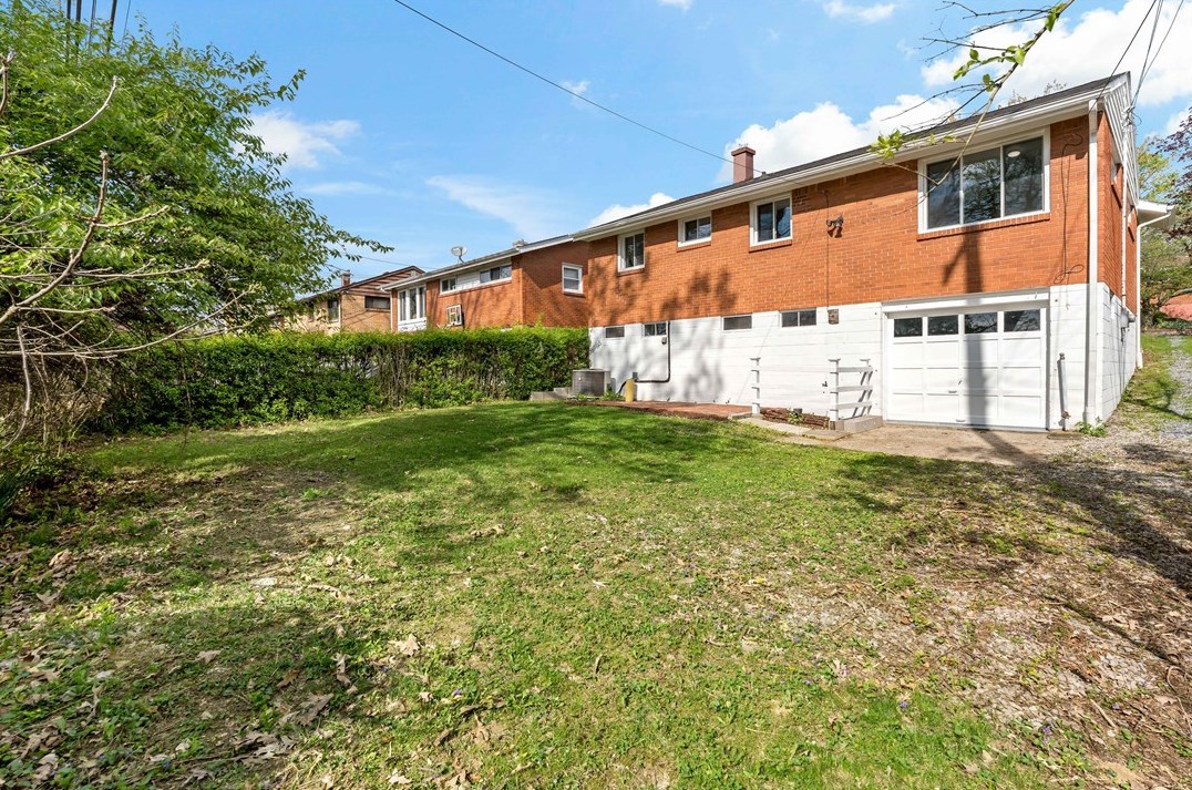 330 Cherrydell Dr, Pittsburgh PA 15220-1906 exterior