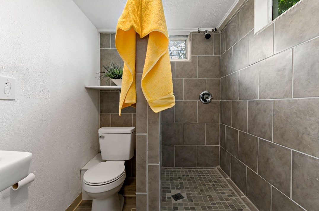 330 Cherrydell Dr, Pittsburgh PA 15220-1906 exterior