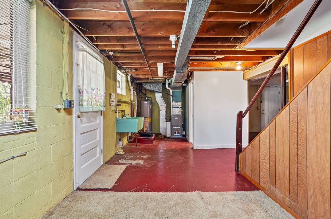 130 General Braddock Dr, Rankin PA 15104-2703 exterior