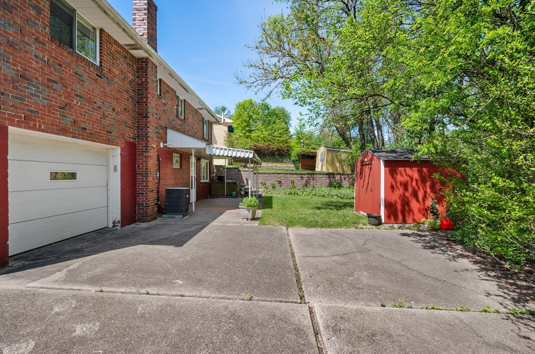 130 General Braddock Dr, Rankin PA 15104-2703 exterior