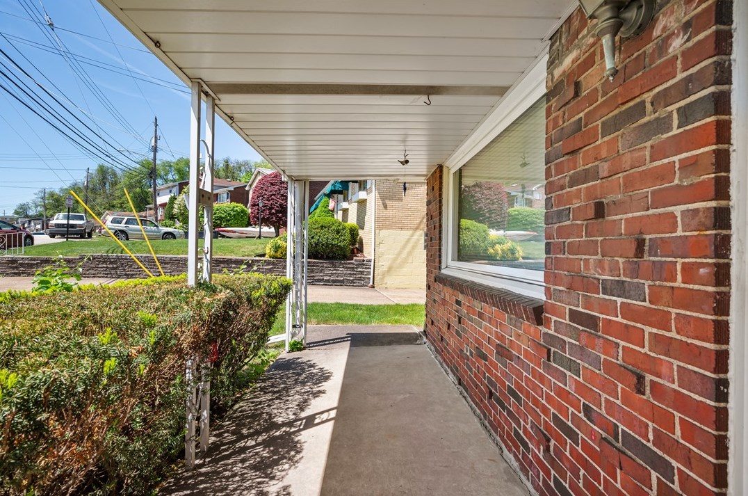 130 General Braddock Dr, Rankin PA  15104-2704 exterior