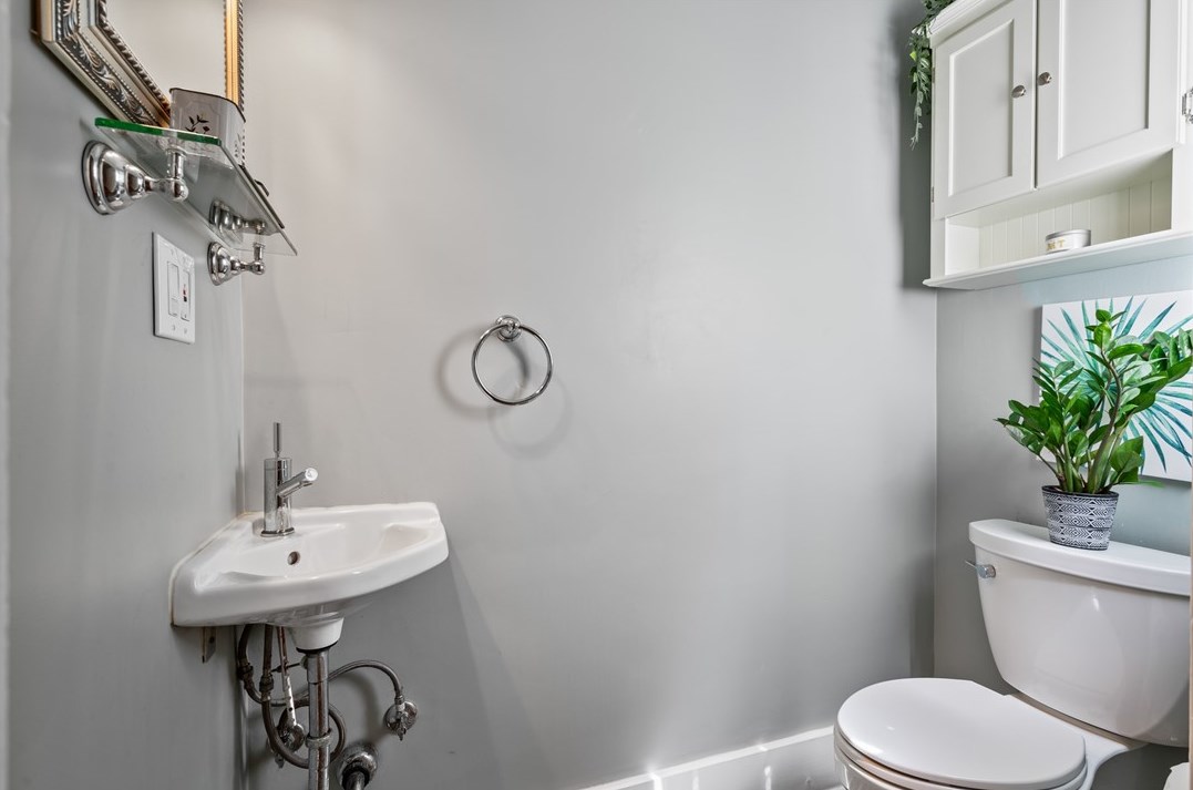 6731 Reynolds St, Pittsburgh PA  15206-4511 exterior