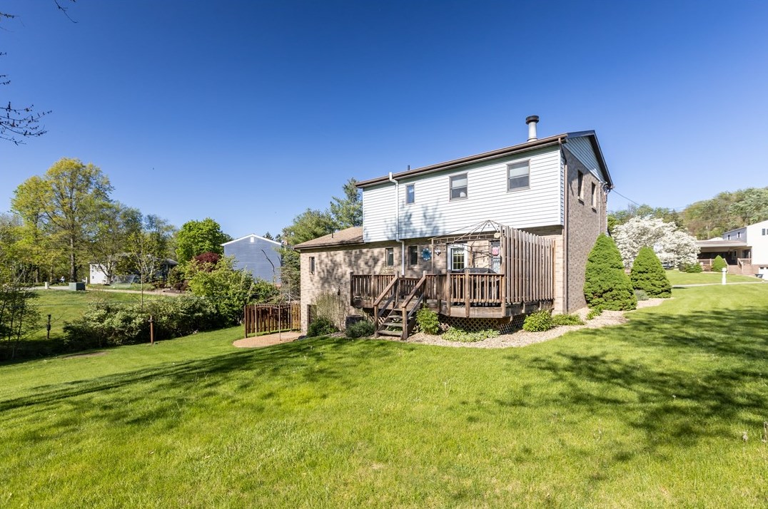 5137 Leroy Dr, Gibsonia PA 15044-8102 exterior