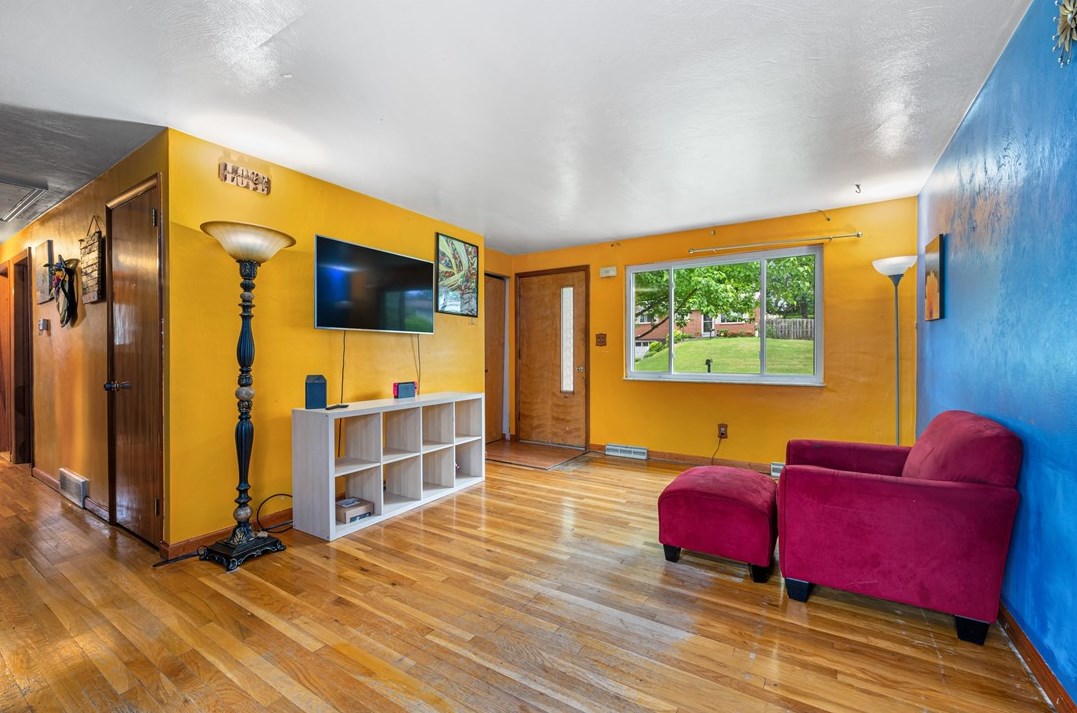 207 Norman Dr, Moon Twp PA 15108-3158 exterior