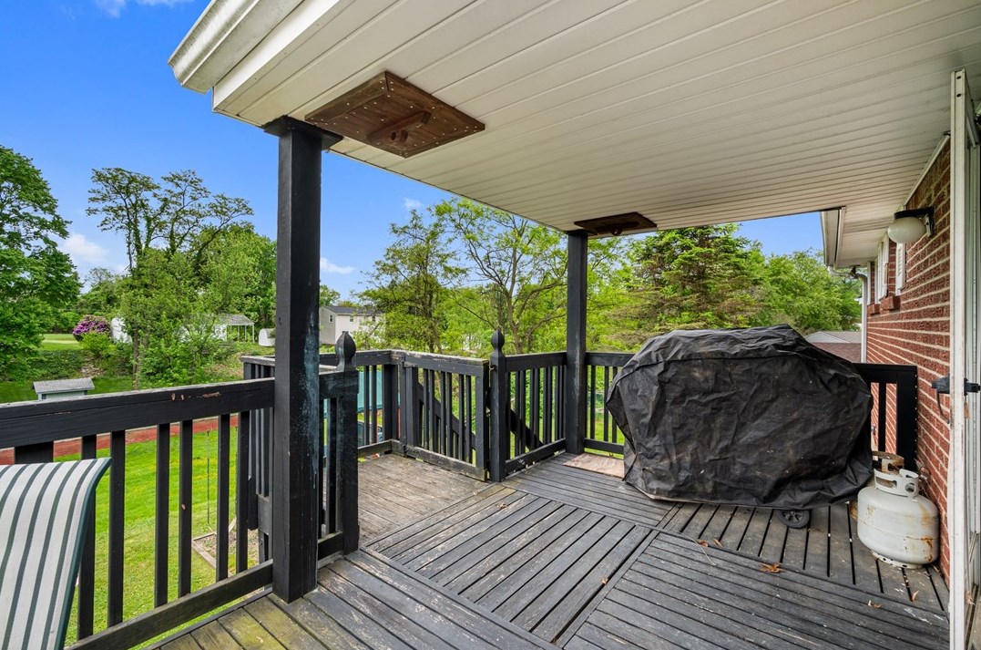 207 Norman Dr, Moon Twp PA 15108-3158 exterior