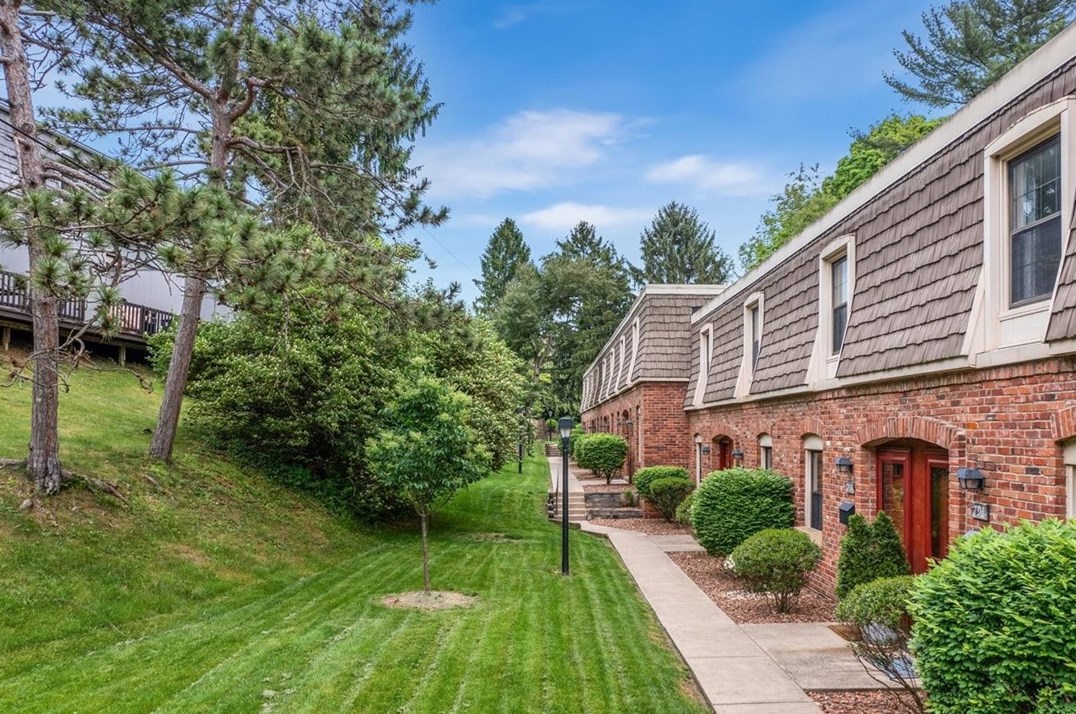 796 Carriage Cir, Pittsburgh PA  15205-1630 exterior