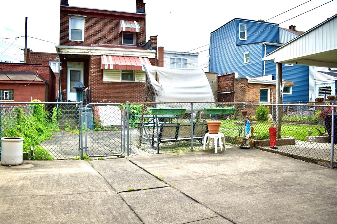 207 Pearl St, Pittsburgh PA 15224-1924 exterior