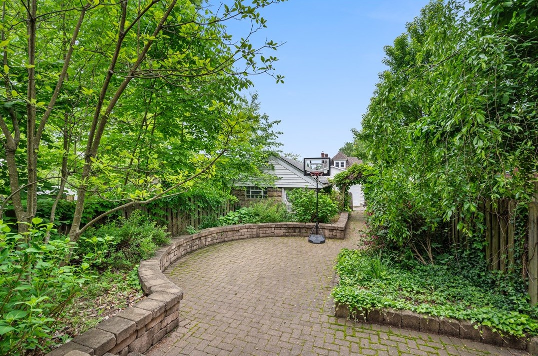 613 Kirtland St, Pittsburgh PA 15208-2826 exterior