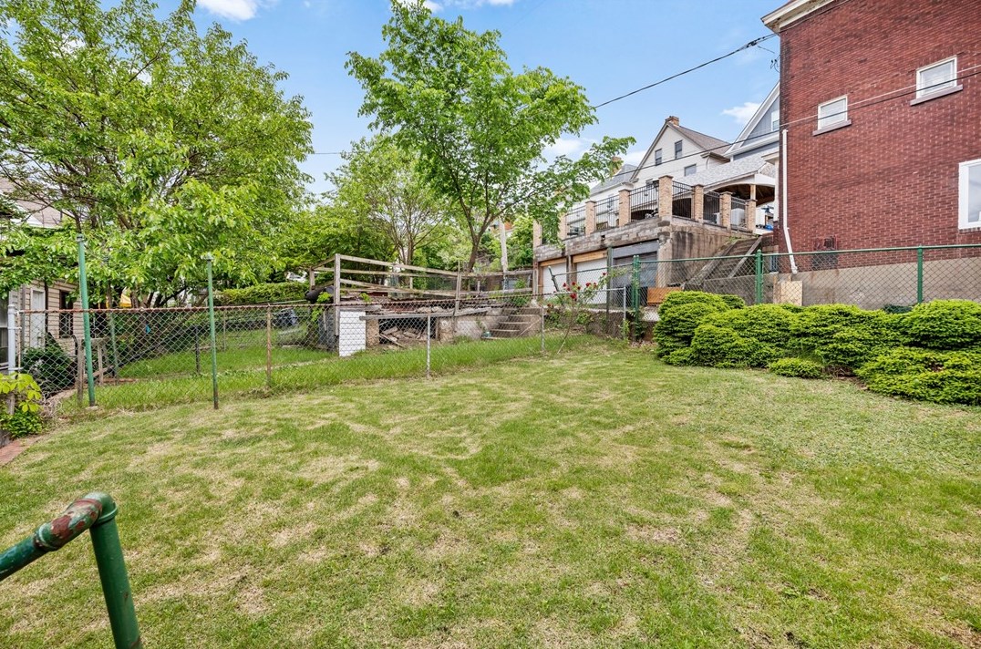 802 10th Ave, Whitaker PA  15120-1925 exterior