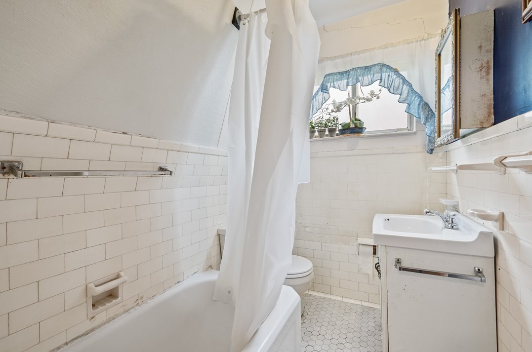 802 10th Ave, Whitaker PA  15120-1925 exterior