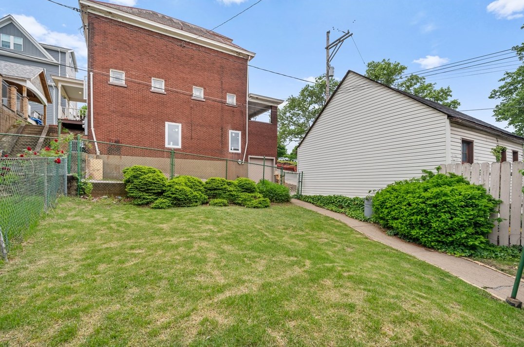 802 10th Ave, Whitaker PA  15120-1925 exterior