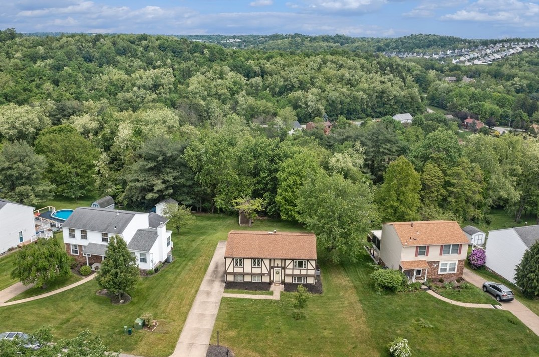 1964 Hertford Dr, Library PA  15129-8961 exterior