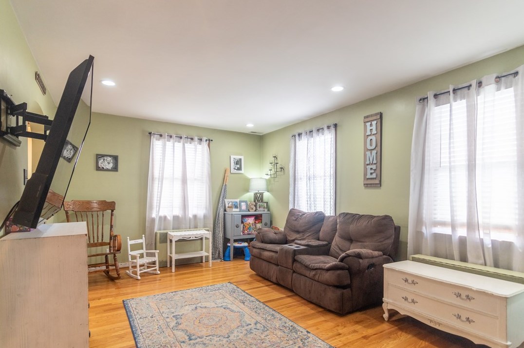 17 Ambler Ave, Jeannette, PA 15644