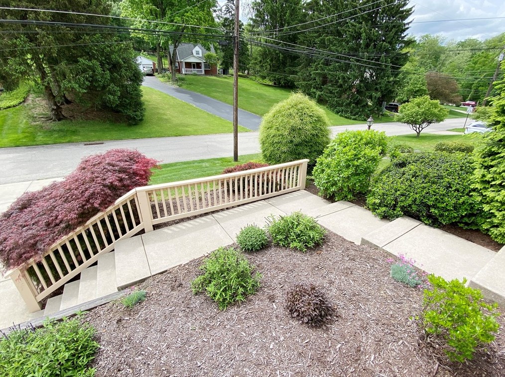 5976 Dashwood Dr, Bethel Park PA  15102-1364 exterior