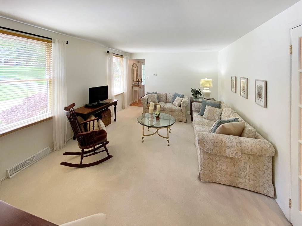 5976 Dashwood Dr, Bethel Park PA  15102-1364 exterior