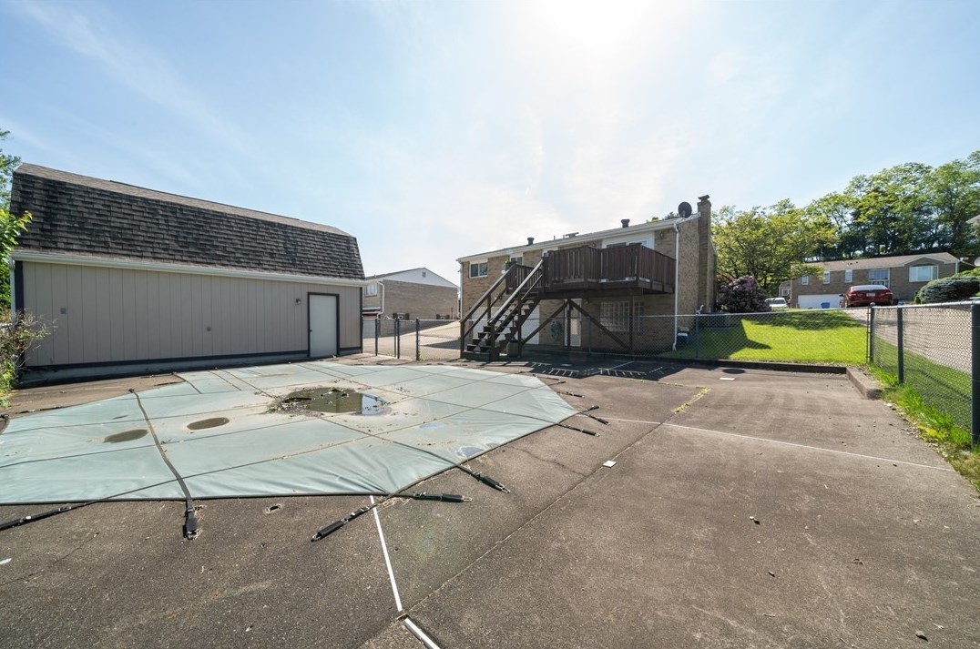 1728 Bernice Dr, North Huntingdon PA 15642-1793 exterior