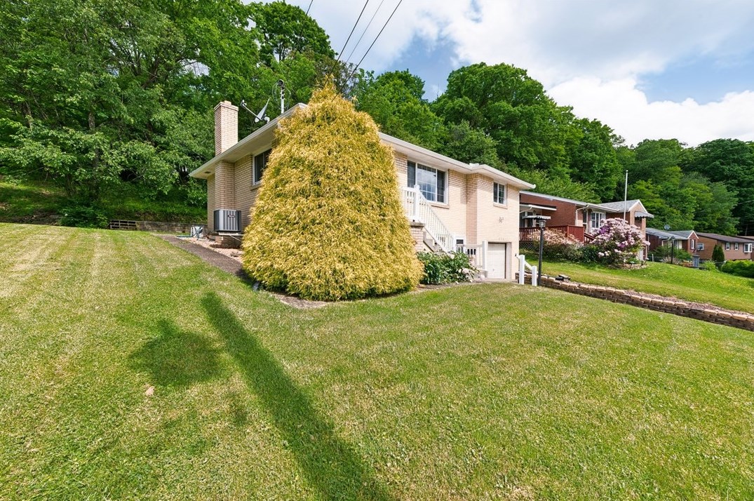 218 Woodlawn Dr, Trafford, PA 15085