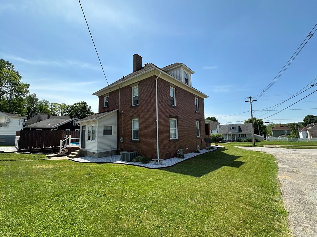 606 Clayton St, New Castle PA 16102-1242 exterior