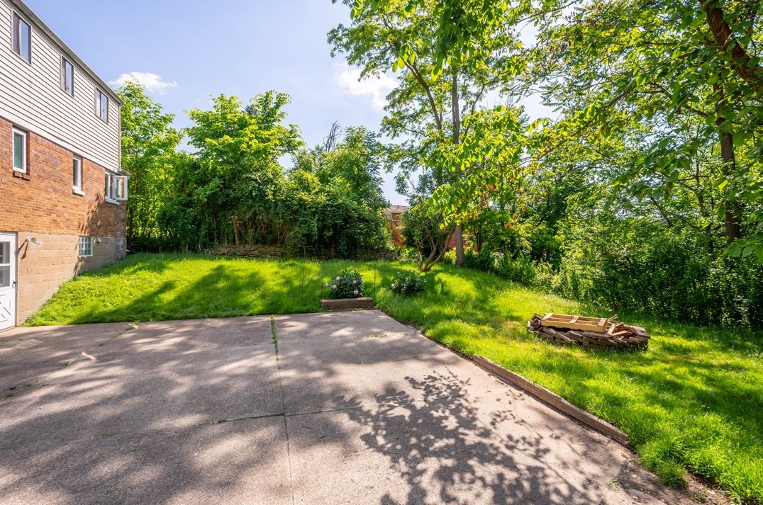 409 Elias Dr, Pittsburgh PA 15235-1711 exterior