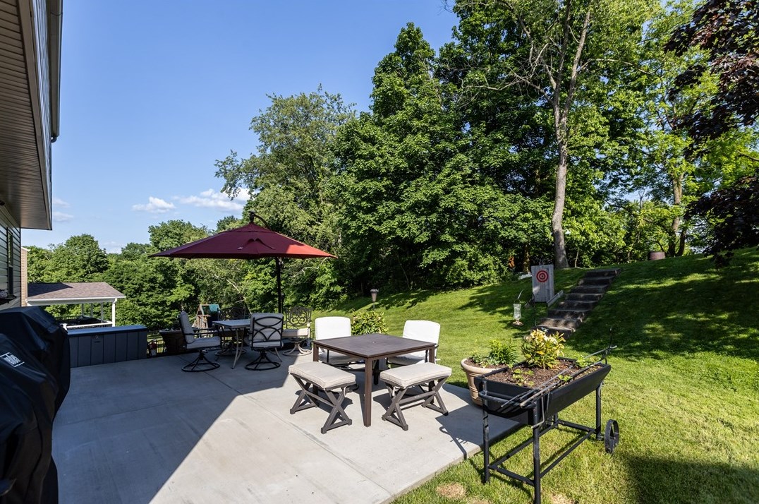 110 Bertley Rdg Dr, Moon Twp PA 15108-9761 exterior