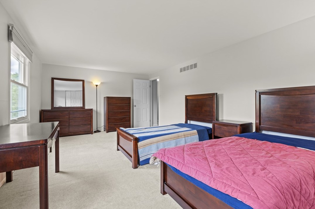 1301 Manor Dr, Pittsburgh PA 15236-4556 exterior