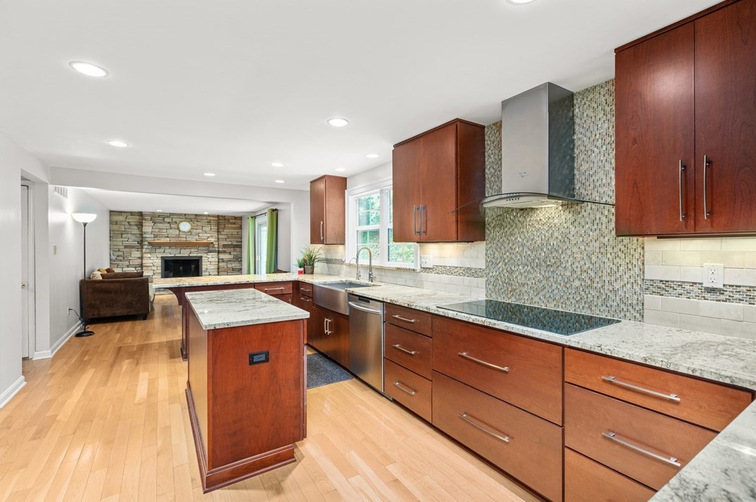 1301 Manor Dr, Pittsburgh PA 15236-4556 exterior