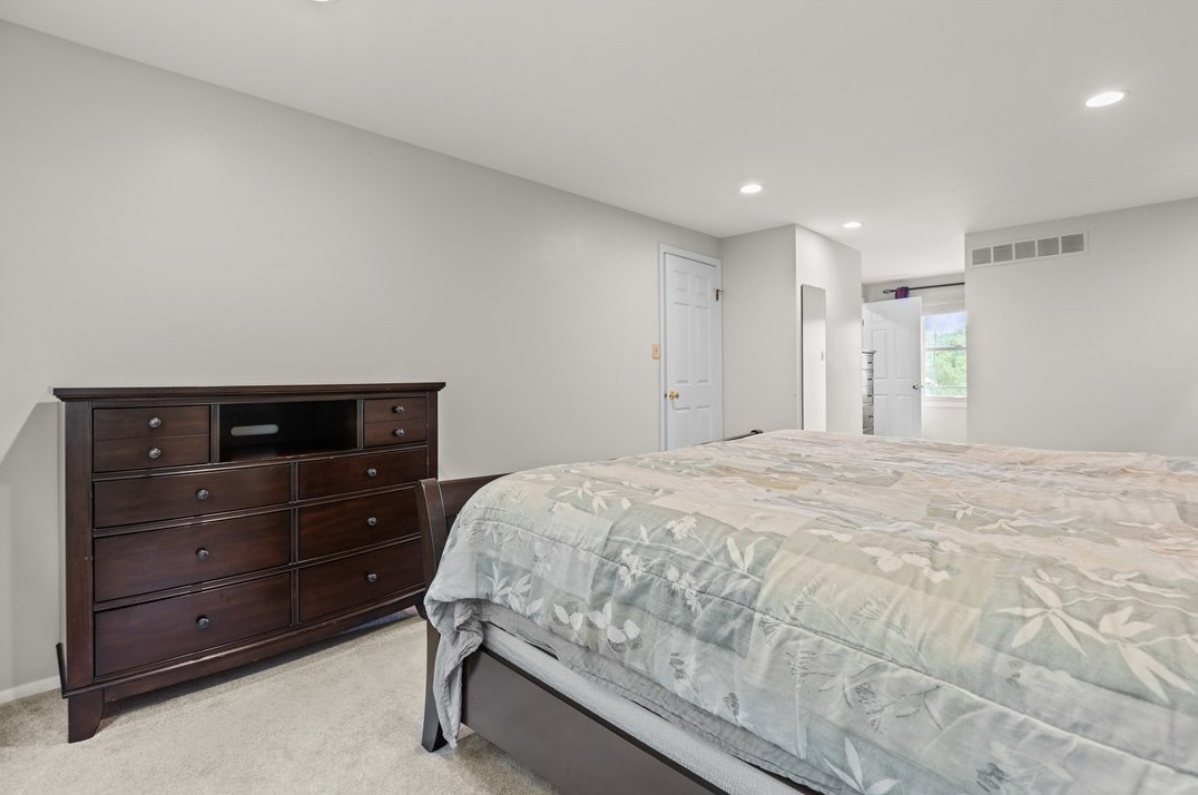 1301 Manor Dr, Pittsburgh PA 15236-4556 exterior