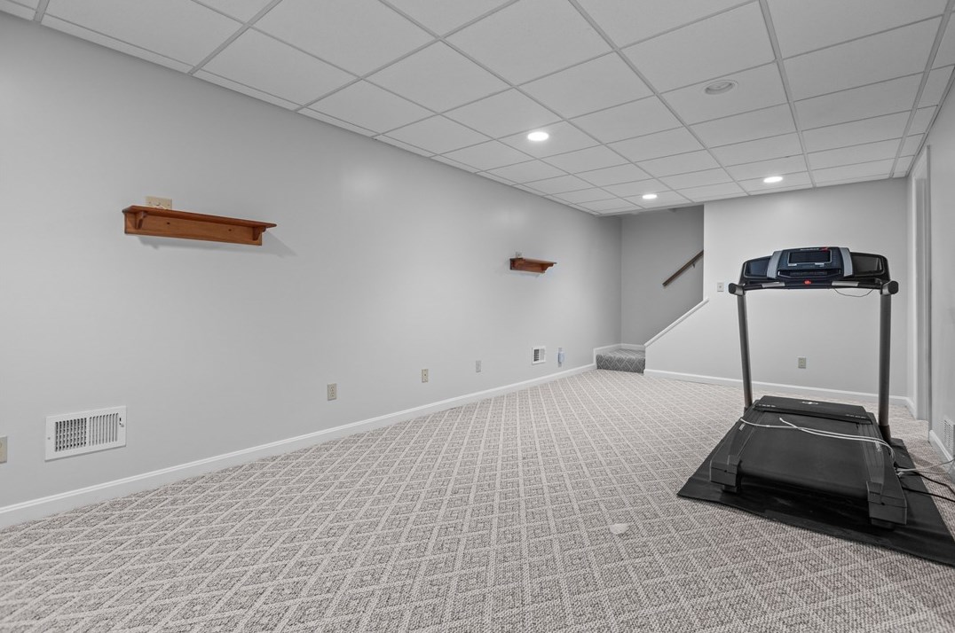 1301 Manor Dr, Pittsburgh PA 15236-4556 exterior