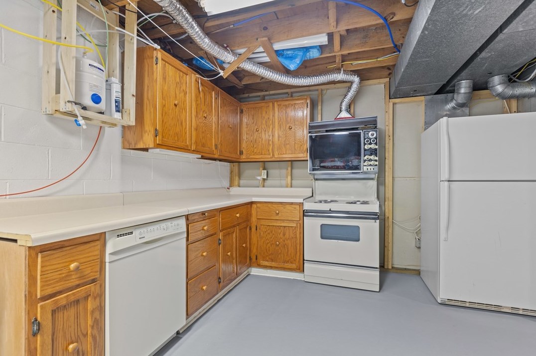 1301 Manor Dr, Pittsburgh PA 15236-4556 exterior