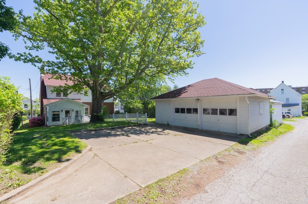 214 College Ave, Grove City PA 16127-1207 exterior