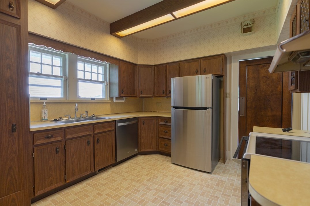 214 College Ave, Grove City PA 16127-1207 exterior