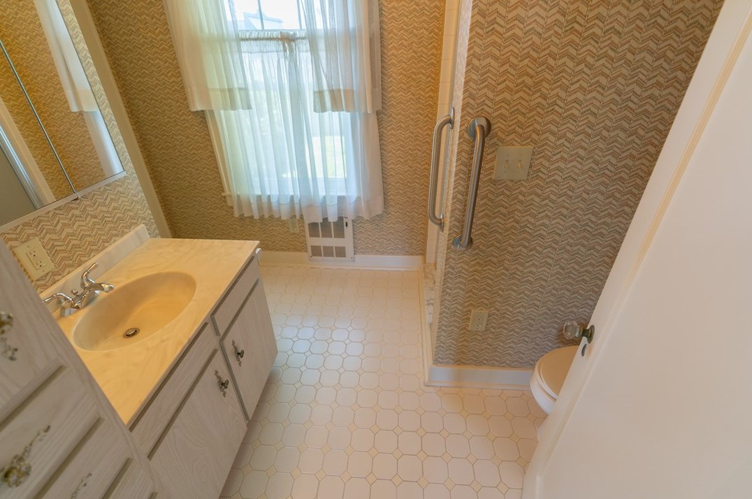 214 College Ave, Grove City PA 16127-1207 exterior