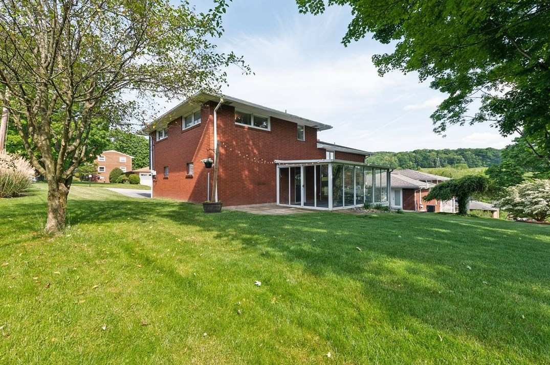 107 Stanton Dr, New Stanton, PA 15672