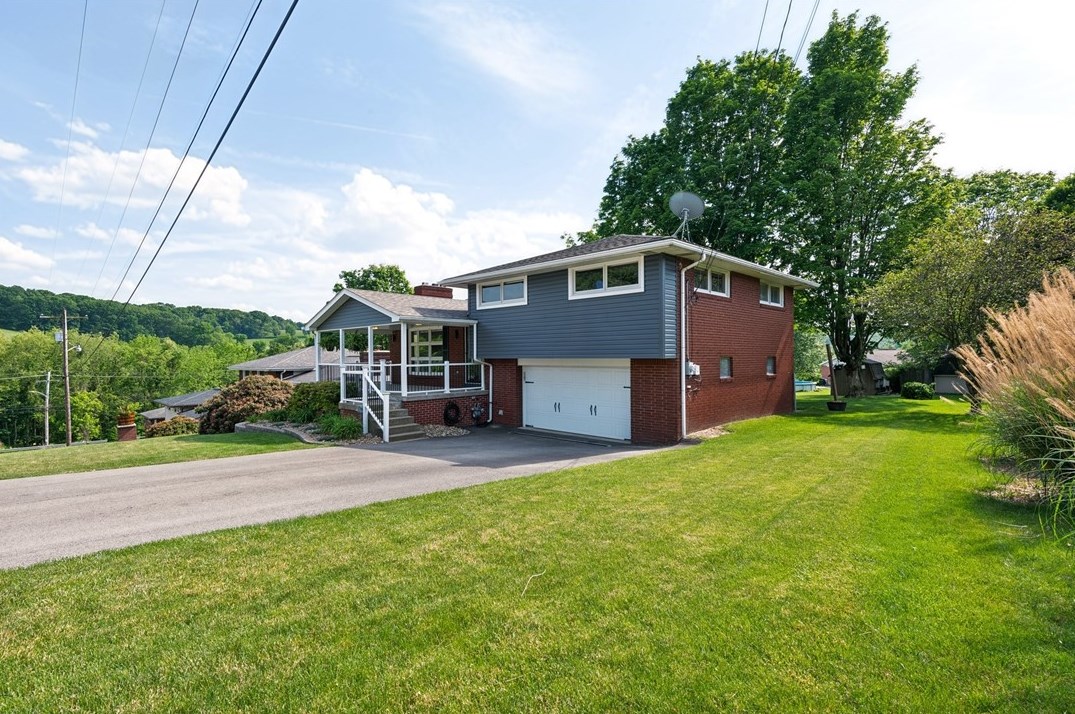 107 Stanton Dr, New Stanton, PA 15672