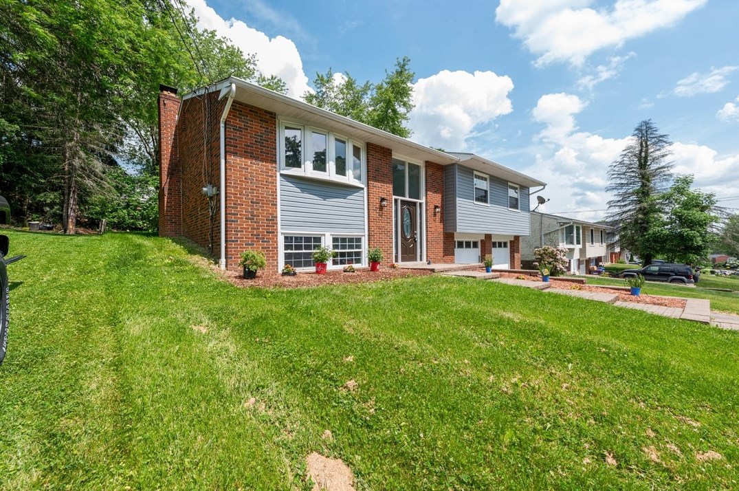 645 Carnival Dr, Pittsburgh PA 15239-2628 exterior